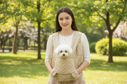 Sac de transport chien beige porté en extérieur dans un parc – mains libres – Galaxie Canine